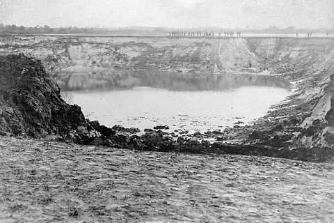 Eine alte Schwarz-Weiß Fotografie zeigt den Erdfall einen Tag nach seiner Entstehung.