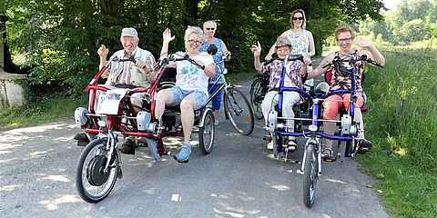 Drei Generationen machen eine Fahrradtour mit dem Dreirad-Tandem.