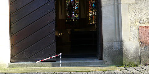 7 cm hohe Stufe zur Kirchentür