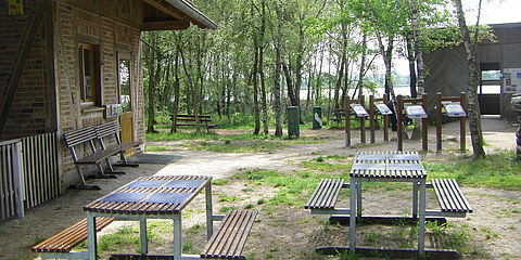 Barrierefreie Aussichtskanzel Nord, Info-Remise und Bänke zur Erholung