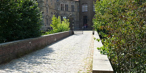 Kopfsteinpflaster in der Zufahrt zur Burg Lüdinghausen