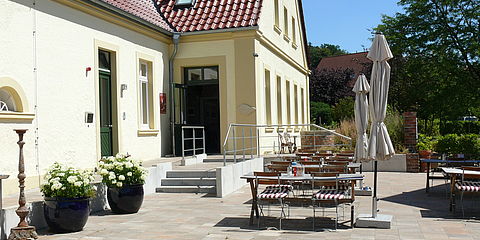 Alter Hof Schoppmann, Blick auf die einladende Terrasse mit Tischen und Stühlen