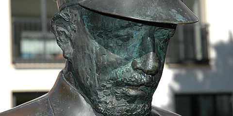 Bronzestatue vom Stadtausrufer 