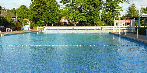 Großes Schwimmbecken, große Bäume im Hintergrund in Billerbecks Freibad.