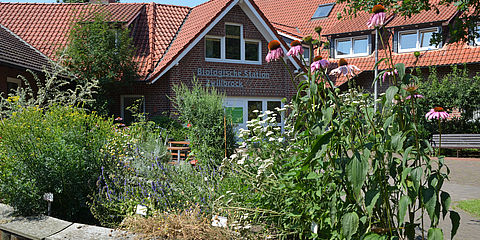 Gebäude der Biologischen Station mit Tast- und Duftgarten