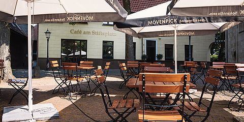 Blick auf die Außenterrasse des Cafés am Stiftsplatz auf dem Kirchplatz