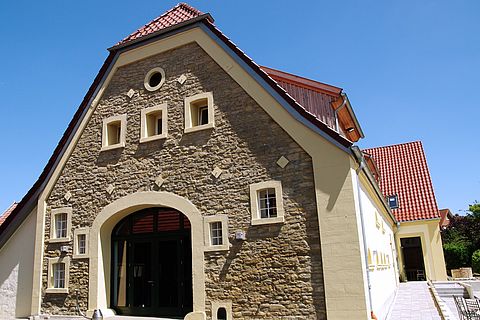 Alter Hof Schoppmann Front aus Bruchstein, Eingangstor und Giebel der ehemaligen Tenne des Alten Hofs Schoppmann